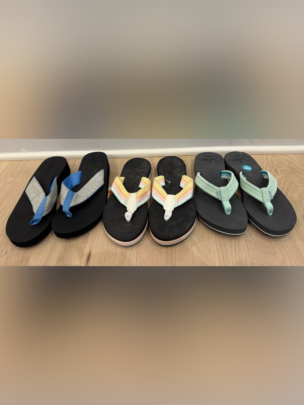 New Women’s Lot of 3 Summer Flip Flops Thong Sandals Size 8 Roxy Rainbow Reef